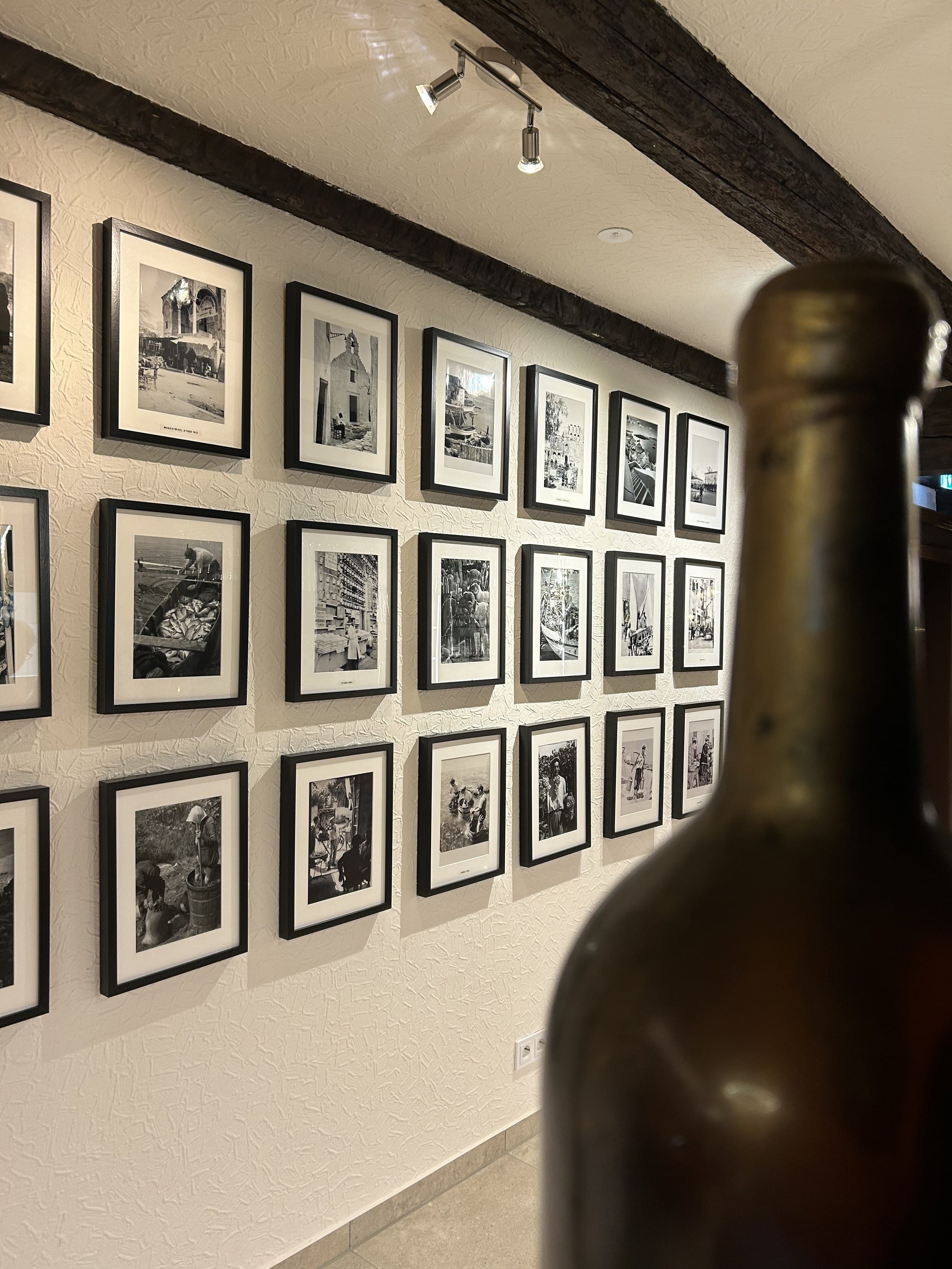 Fotowand mit historischen Aufnahmen im Restaurant ELATON