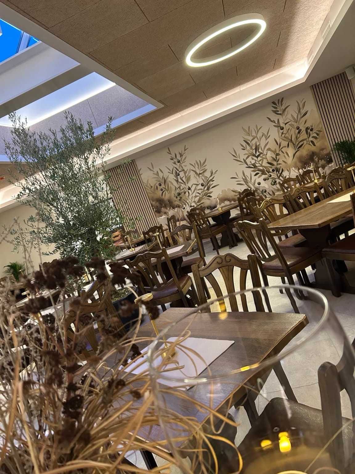 Gastraum des Restaurant ELATON mit Olivenbaum-Wandbild